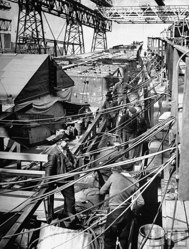 Vista del USS New Jersey BB-62 durante su construcción en el Philadelphia Naval Shipyard en julio de 1942