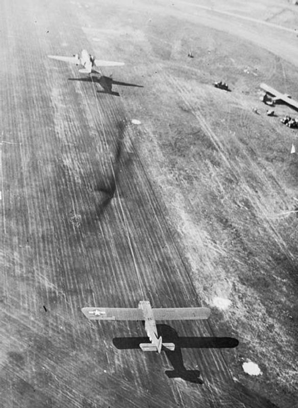 Un C-47 despega, remolcando un planeador Waco CG-4 durante la Operación Market Garden