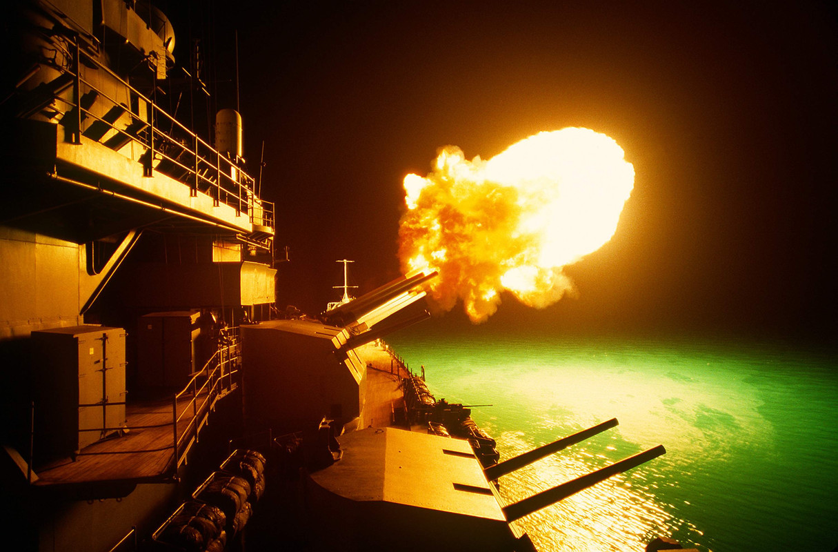 Vista de los disparos realizados por del USS Missouri BB-63 contra objetivos iraquíes, que se llevaron a cabo a lo largo de la costa norte de Kuwait durante la Operación Tormenta del Desierto el 6 de febrero de 1991