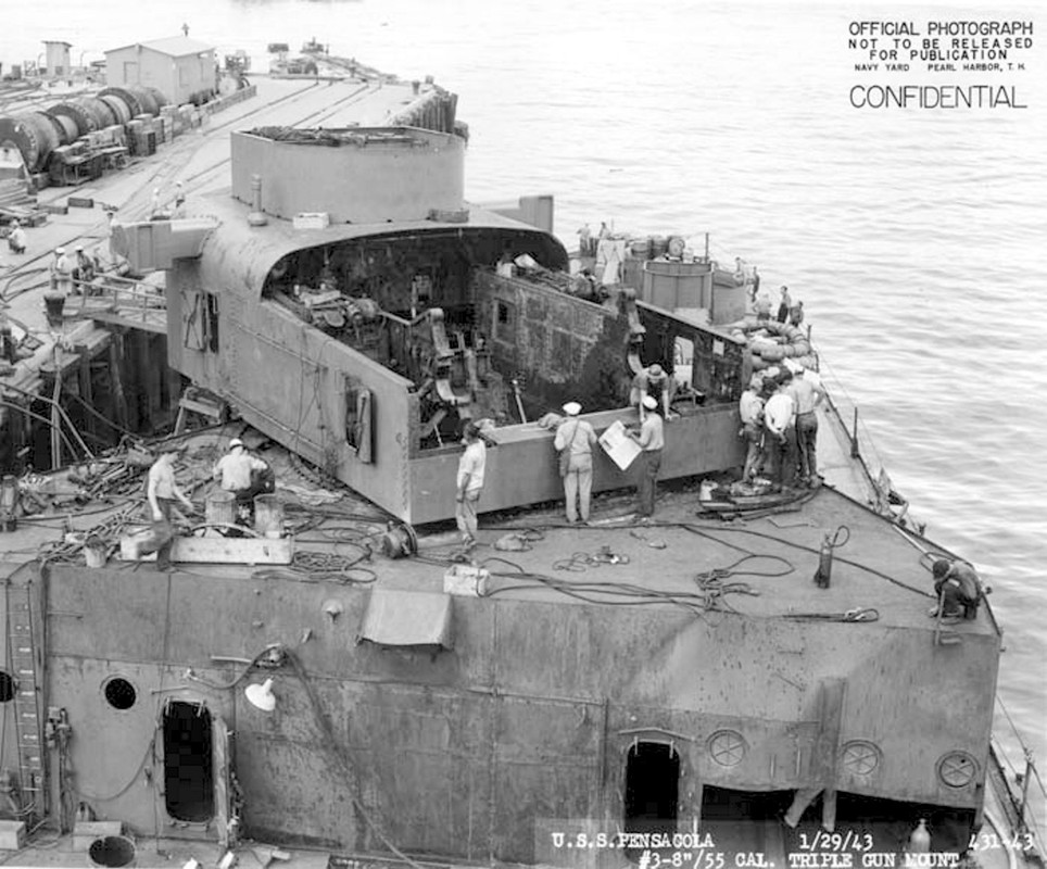 Vista de las reparaciones realizadas en el USS Pensacola después de la Batalla de Tassafaronga