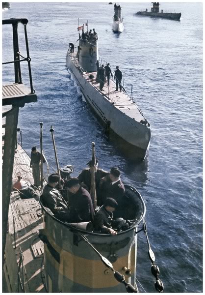 El U-61 en segundo plano en Pillau