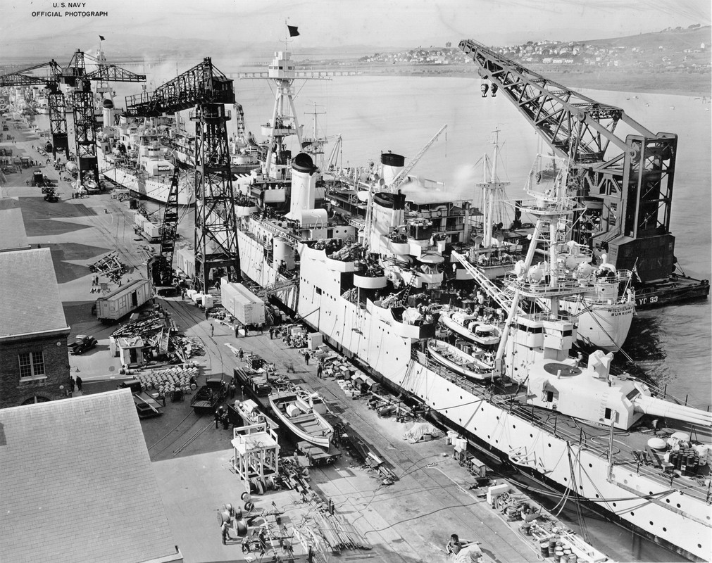 El USS Houston CA 30 junto al USS Chicago CA 29 el 10 de Septiembre de 1940 en Mare Island Navy Yard