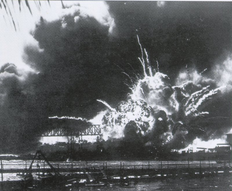 Explosión de la Santabárbara de proa del destructor USS Shaw