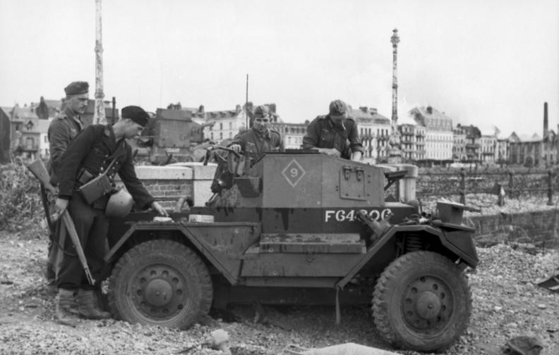 Tropas alemanas inspeccionan a un Daimler Dingo abandonado en las playa de Dieppe
