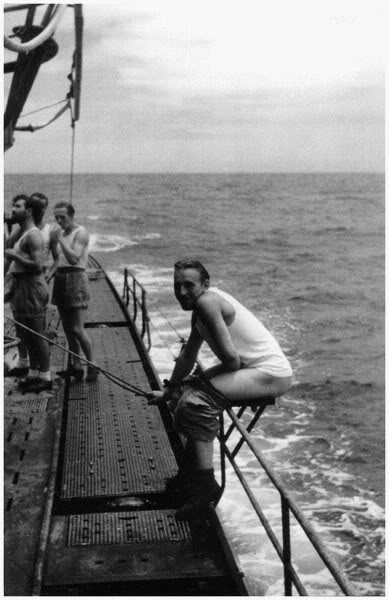 Un marinero del U-68 en las letrinas
