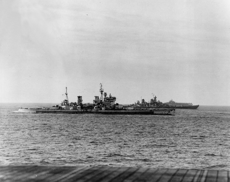El HMS King George V en la Bahía de Tokio en 1945. El USS Missouri es visible en el fondo