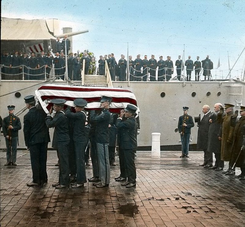 Soldado desconocido de la Primera Guerra Mundial fue sacado del USS Olympia en el astillero de Washington y transportado al Capitolio de los EE. UU. El 11 de noviembre de 1921 el cuerpo fue enterrado en el Cementerio Nacional de Arlington