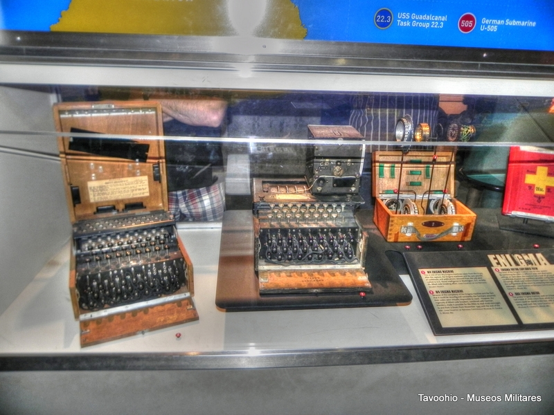 Máquina Enigma, sus claves y el Libro de códigos con pasta de Plomo para garantizar que se hundiera