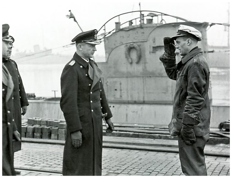 El U-61 al fondo y en primer plano el Oblt Oesten saluda a Dönitz en Wilhelmshaven, el 27 de febrero de 1940