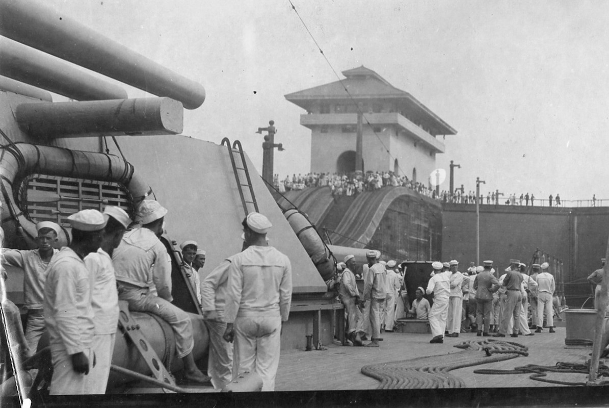 El USS New Mexico BB-40 cruzando el Canal de Panamá en 1919
