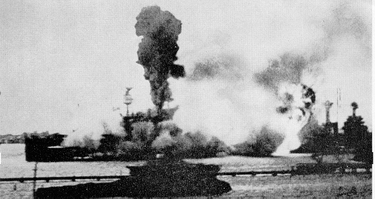 Destrucción del USS Arizona, hacia las 08.10, aproximadamente 12 minutos después del inicio del ataque