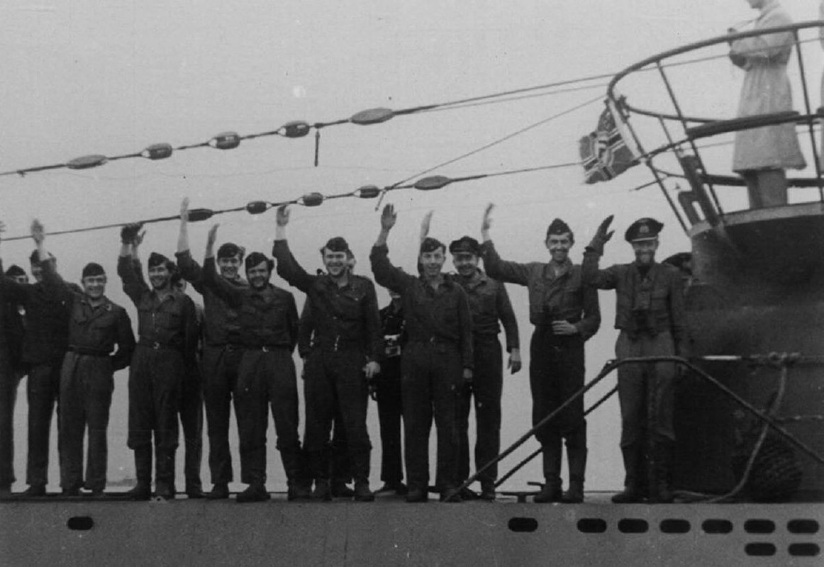 La tripulación del U-81 a su regreso del hundimiento del Portaaviones Britanico HMS Ark Royal