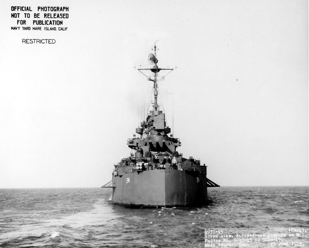 USS Pensacola CA 24 vista de popa cerca del astillero naval de Mare Island, 5 de julio de 1945