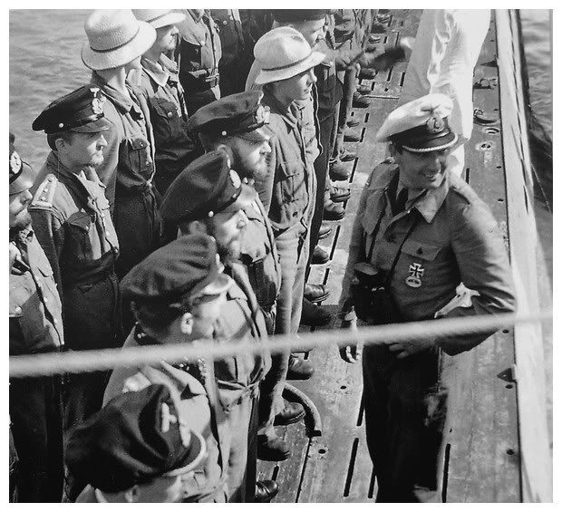 La tripulación del U-69 con sombreros panameños después de una misión en julio de 1941