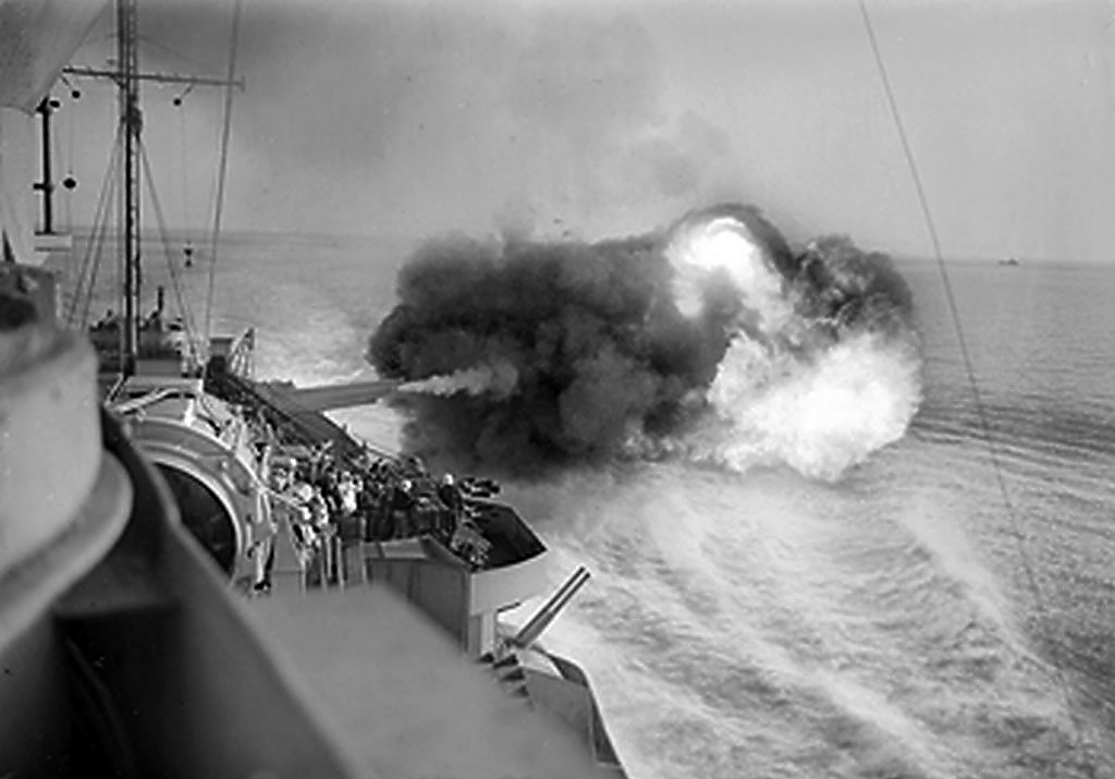 El HMS Warspite bombardeando las posiciones alemanas en Catania, julio de 1943