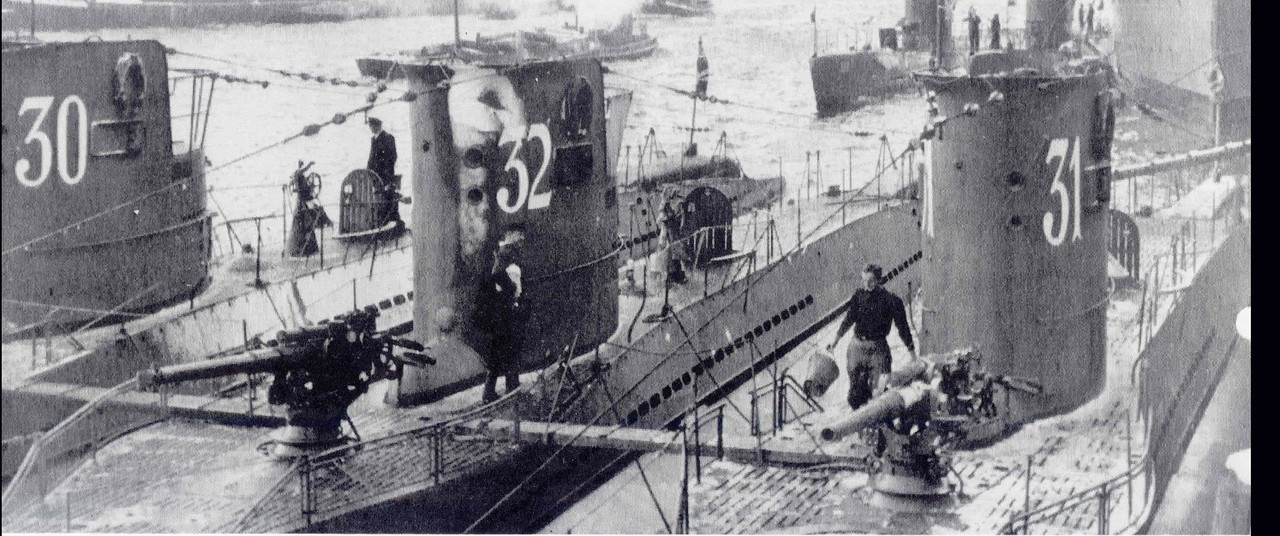 De izda a dcha. el U-30, U-32 y U-31