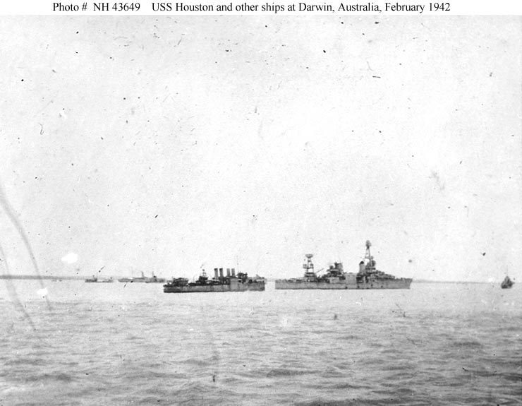 USS Houston CA 30, derecha, en Darwin, Australia, probablemente el 15 o 18 de febrero de 1942. El destructor a popa del Houston es el USS Peary DD 226