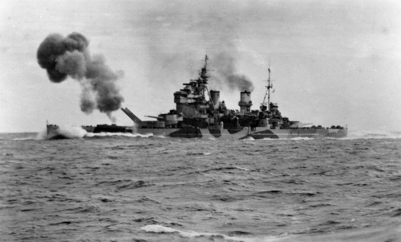 El HMS Anson realizando un disparo en el Atlántico Norte