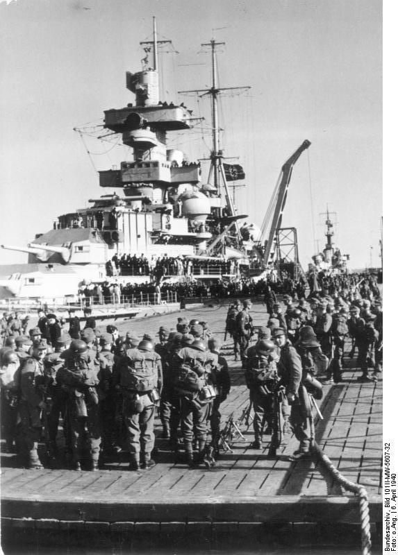 El Admiral Hipper embarcando tropas en Cuxhaven