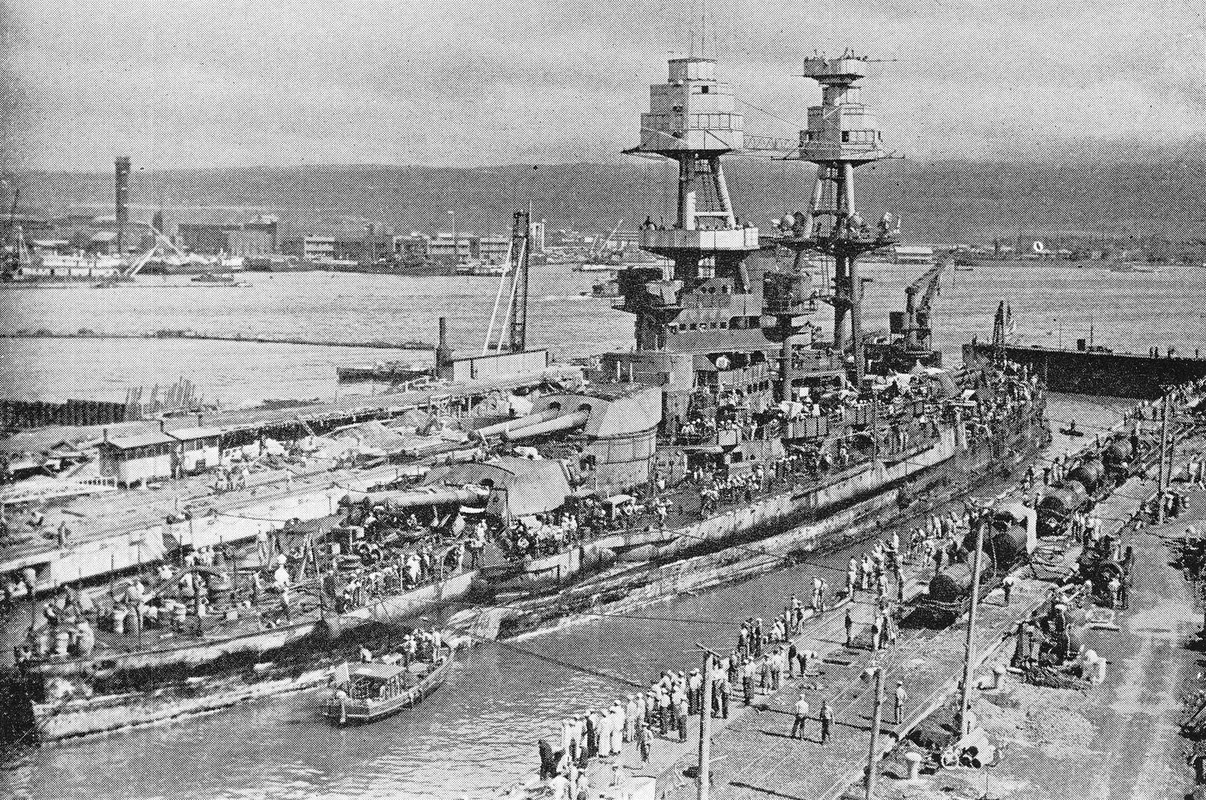 Vista del USS Nevada BB-36 en el dique seco el 18 de febrero de 1942