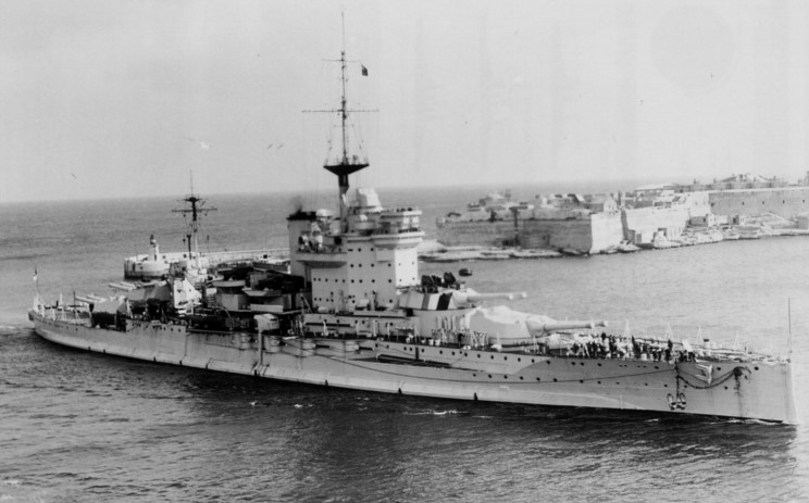 HMS Warspite entrar en el Puerto de la Valletta, Malta durante la Guerra Civil Española