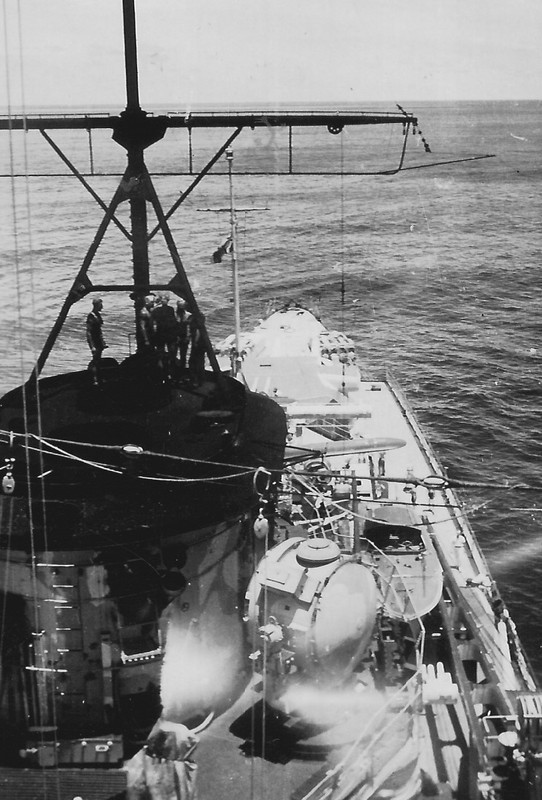 El 14 de octubre de 1939, la tripulación limpia la chimenea del Graf Spee