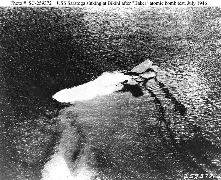 Hundimiento del USS Saratoga durante las pruebas atómicas en el Atolón de Bikini