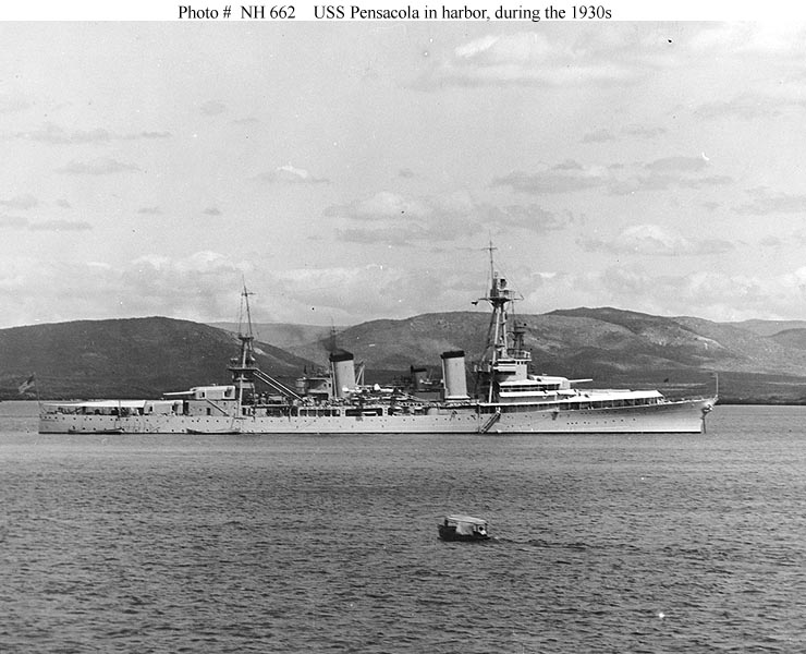 El USS Pensacola en el puerto sobre 1930