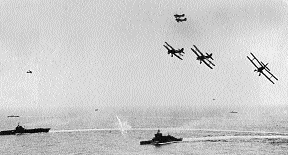 Aviones Albacore de la Escuadrilla N 820 retornan después de llevar a cabo un ataque simulado sobre buques de la Flota Oriental. El portaaviones HMS Formidable y el acorazado HMS Warspite