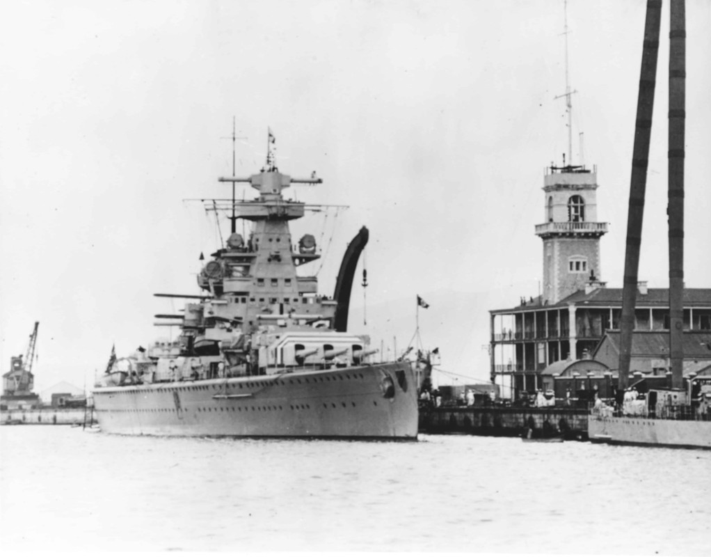 El Admiral Scheer en Gibraltar en 1936
