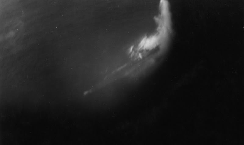 Instantánea del momento del hundimiento del U-67, por un TBF-1 Avenger del Portaaviones USS Core CVE-13, el 16 de julio de 1943