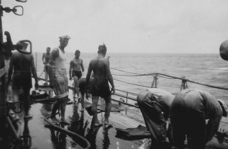 El 13 de diciembre de 1939, la tripulación limpia la cubierta tras la batalla del Río de la Plata