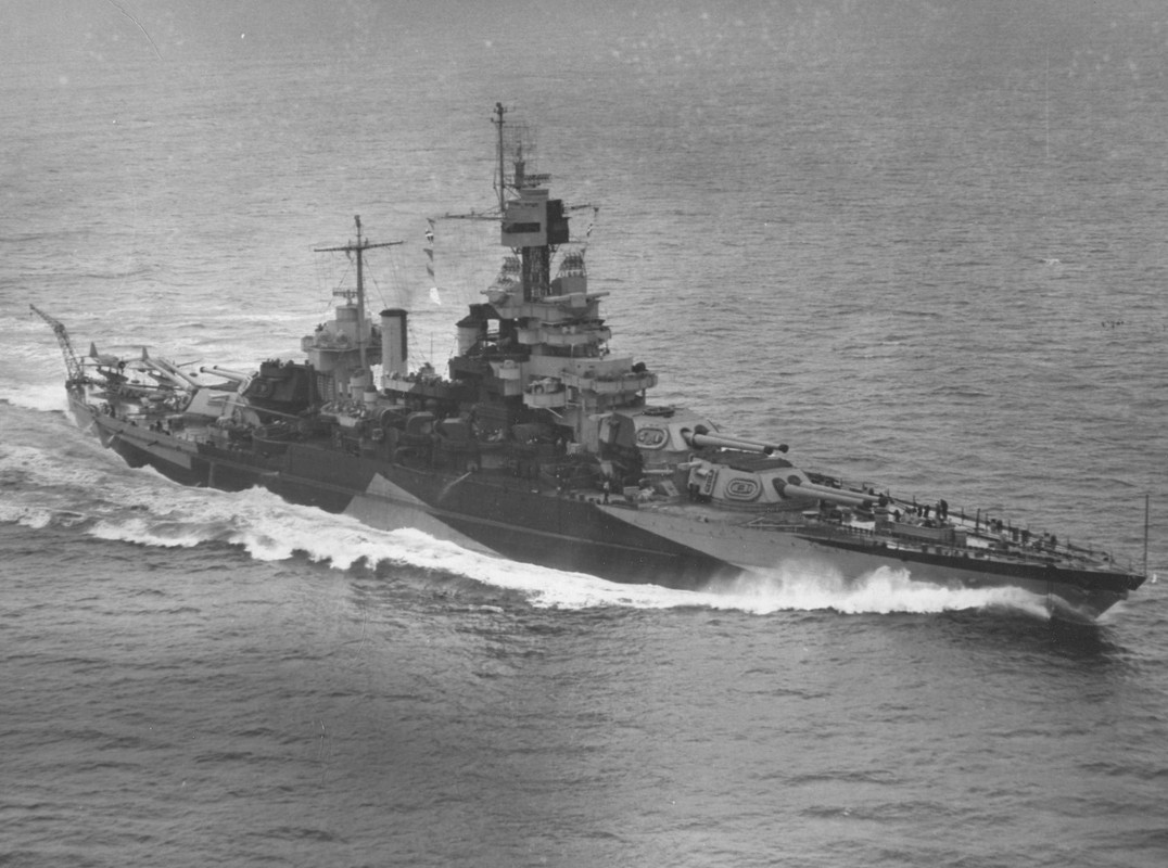 El USS Maryland BB-46 en Abril de 1944