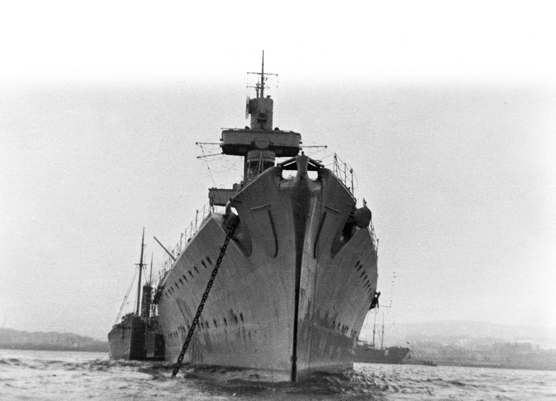 Vista de la proa del Crucero pesado alemán Admiral Hipper