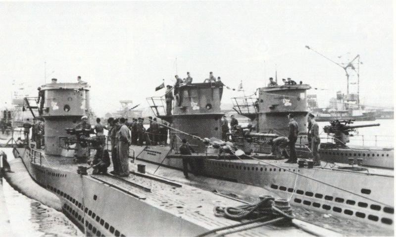 De izquierda a derecha el U-77, U-71 y el U-751