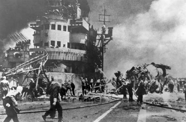 El HMS Formidable durante y después del ataque sufrido por Kamikazes