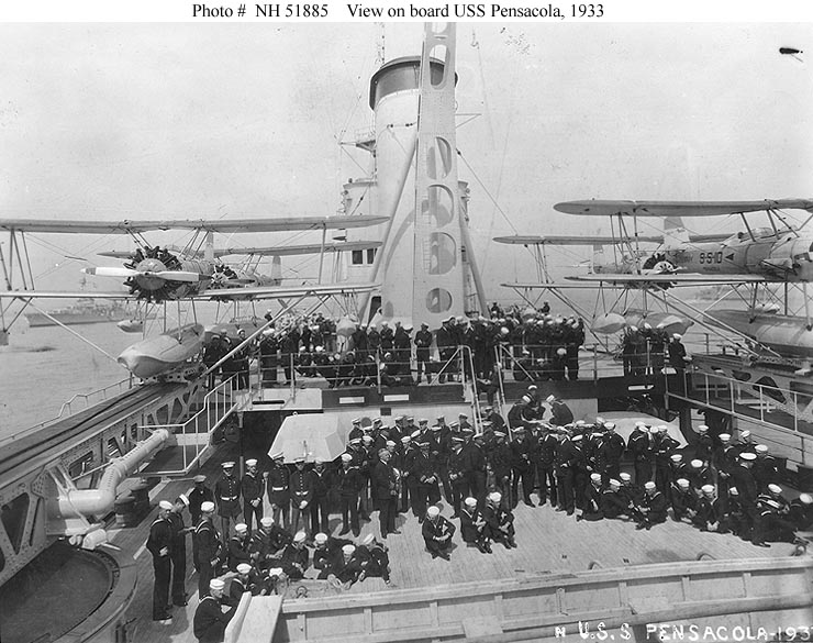 Oficiales, marineros e infantes de marina del USS Pensacola CA 24 en la cubierta de popa, 1933
