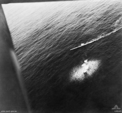 El U-26 siendo atacado por un Sunderland Australiano del 10º Escuadrón, el  1 de julio de 1940