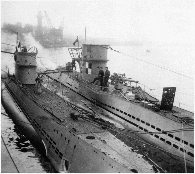 El U-34, a la derecha