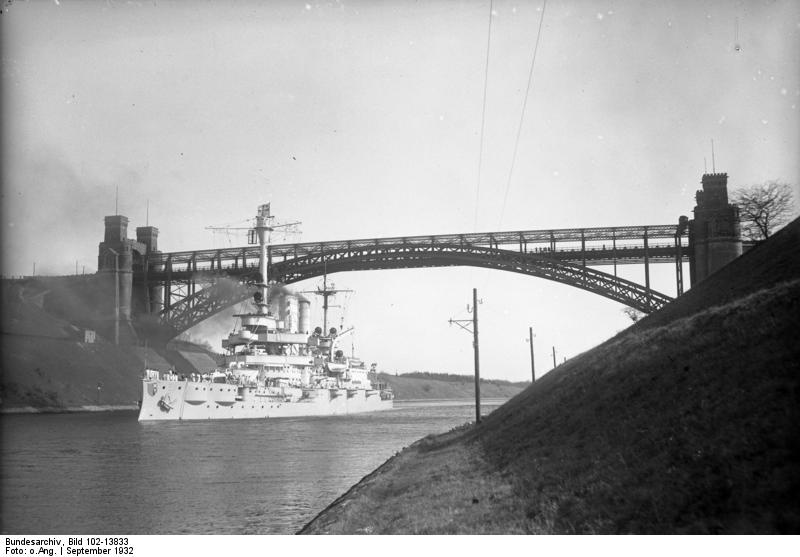 El Schleswig-Holstein pasando bajo un puente del Canal de Kiel
