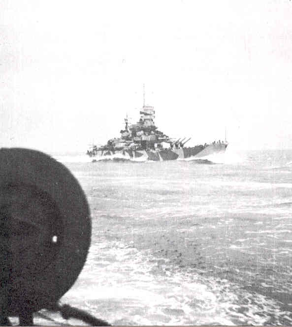 El acorazado Roma navegando rumbo a Malta el 9 de septiembre de 1943. Probablemente sea una de las últimas fotografías tomadas del buque antes de su hundimiento