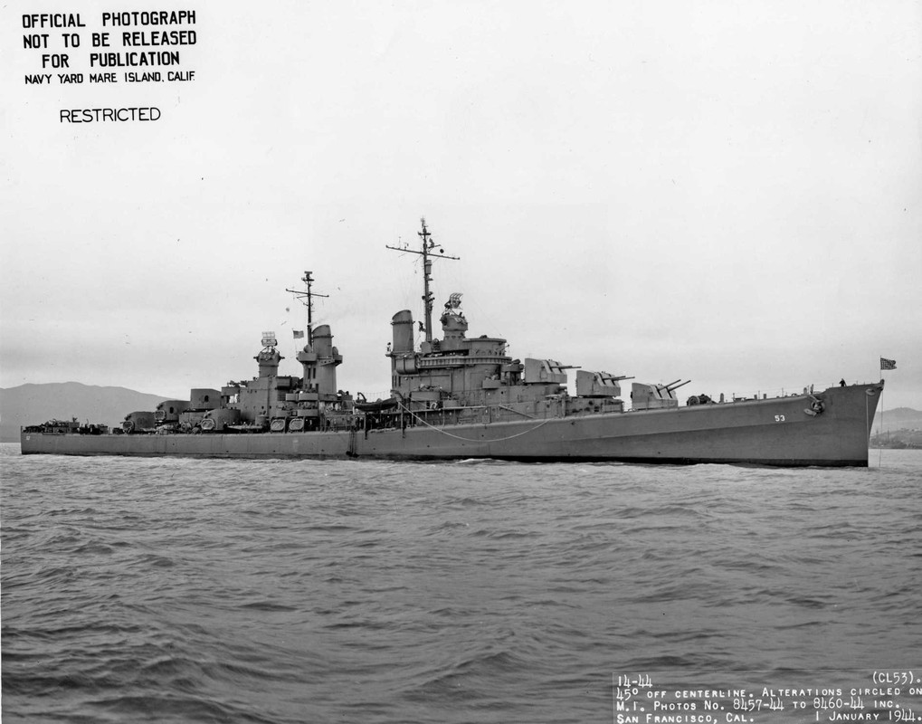 El USS San Diego CL-53 en San Francisco en 1 de enero de 1944