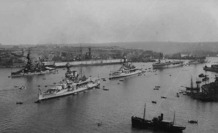 En el Puerto de La Valetta, Malta, se aprecia el buque de guerra francés Lorraine en el extremo izquierdo, un acorazado de clase Royal Sovereign en el dique seco flotante, dos acorazados de la clase Queen Elizabeth u el HMS Hermes