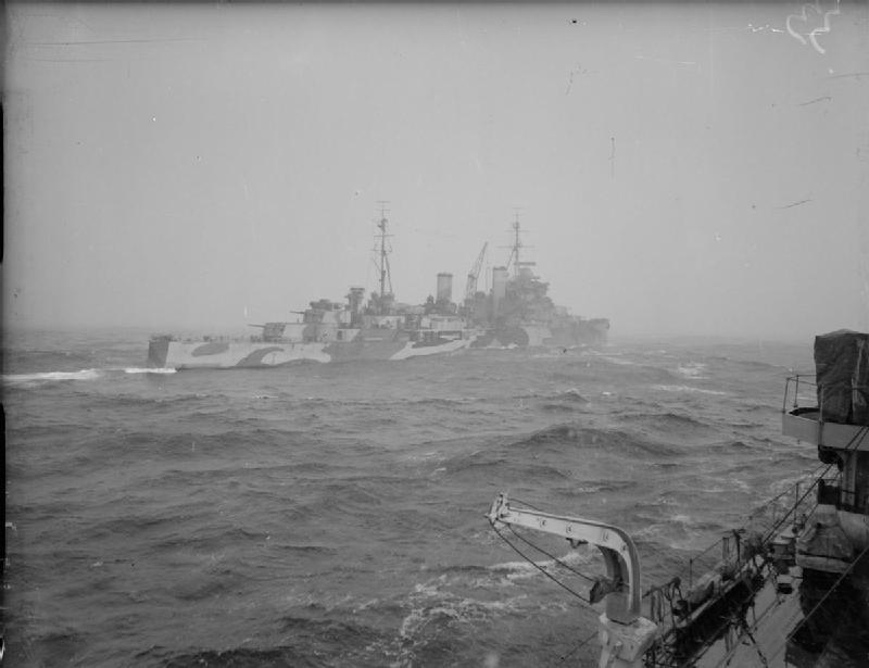El crucero HMS Trinidad visto desde el HMS Fury en el Atlántico Norte durante una patrulla de escolta de convoy en el ártico, 1942