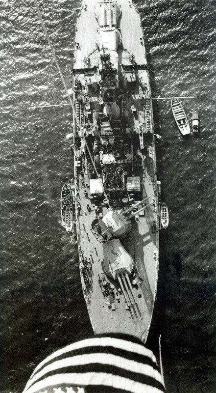 Vista del USS Nevada BB-36 en Queenstown, Irlanda, a finales de agosto de 1918