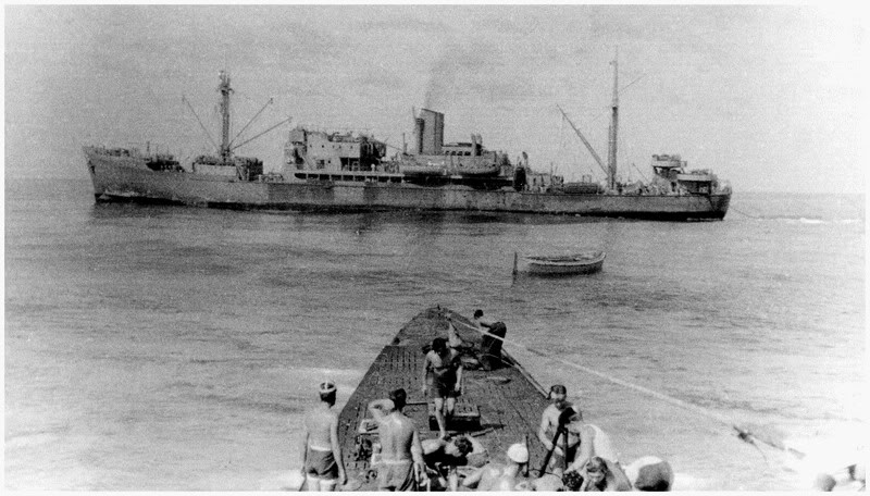 Momento en el que el U-68 se acerca al SS Python, que fue hundido por el HMS Dorsetshire, el 1 de diciembre de 1941