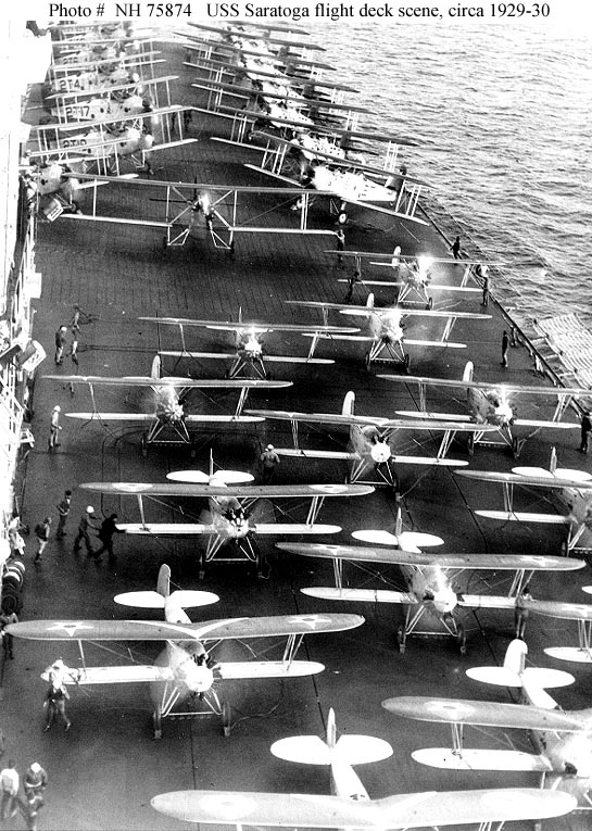Aviones en la cubierta del USS Saratoga en 1930. En primer término Boeing F3B-1, del Escuadrón VB-2B y en el fondo 15 Torpederos Martin T4M-1, del Escuadrón VT-2B