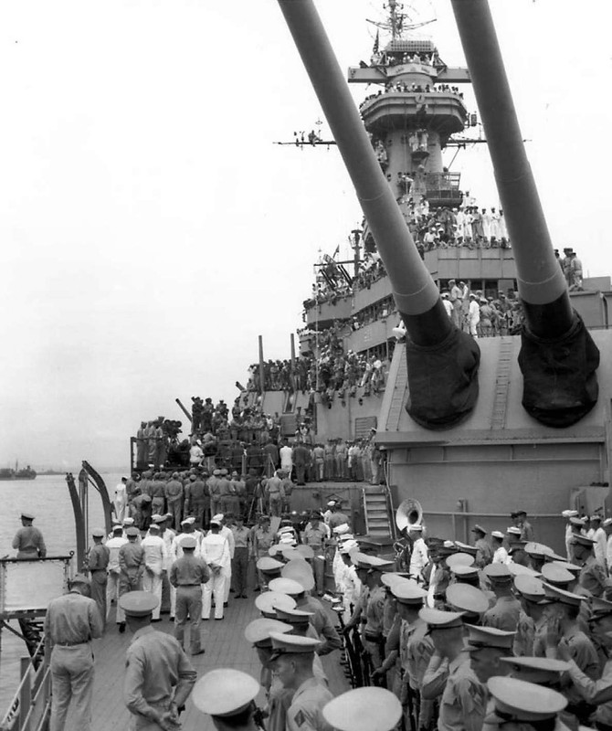 Cubierta atestada del USS Missouri BB-63 durante la firma de la rendición japonesa