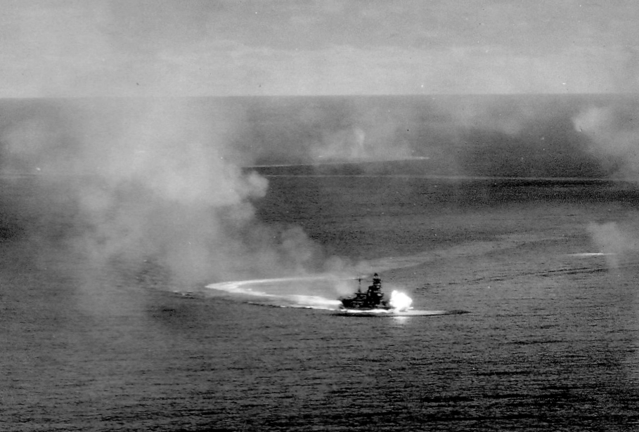 El IJN Ise durante la Batalla del Golfo de Leyte, el 25 de octubre de 1944
