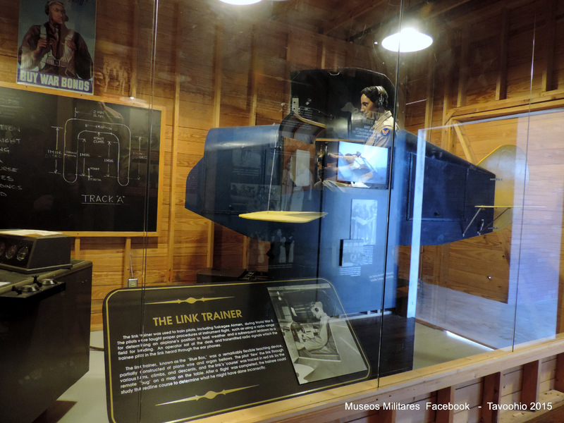 Este es el set completo de simulador, instructor y recinto usado en el entrenamiento de  los famosos pilotos de Tuskegee, que luego pasaría a formar el Escuadro de las Colas Rojas o The Red Tails. Se encuentra conservado en el  Warner Robins Museum
